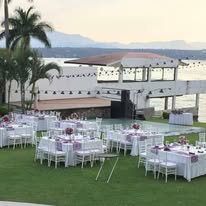 Recepción elegante con vista al lago