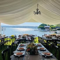Recepción con vista al lago en Jardín Corona Teques